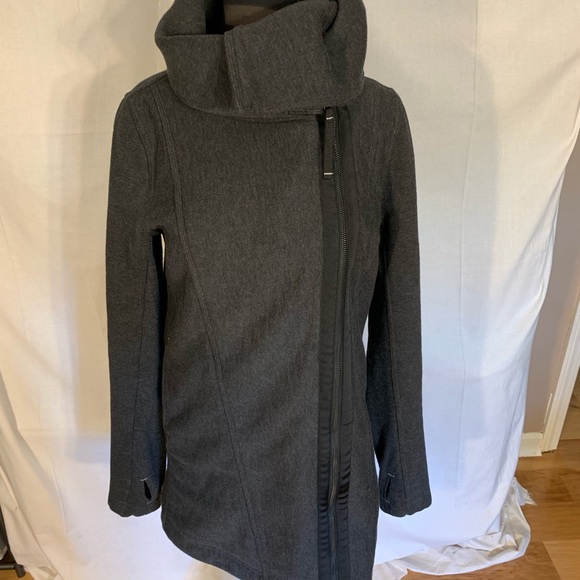 Lululemon asymmetrical jacket with folding collar - Picture 3 of 5